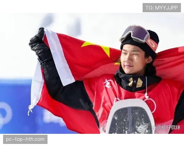 苏翊鸣又把训练服穿成潮牌秀场，拿着雪板我都怀疑他是在走秀